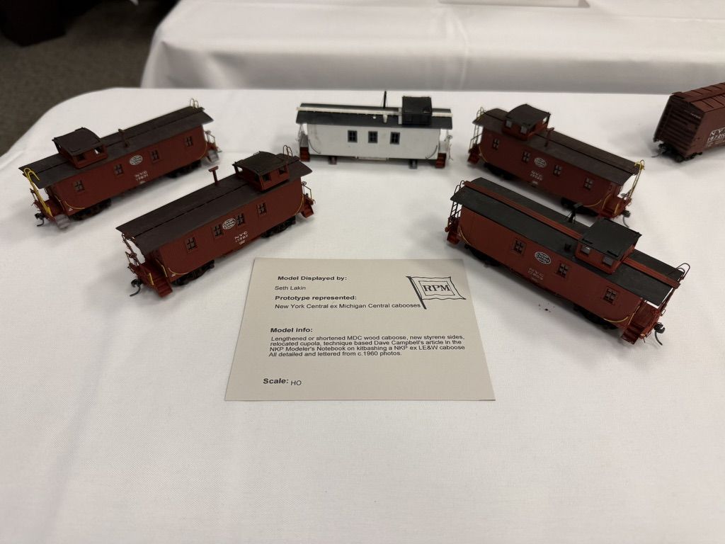 Group of HO wood cabooses with model card