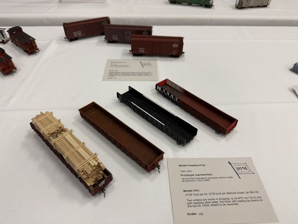 HO gondolas with model card